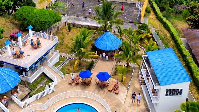 Vista aérea de Hotel Cabaleón en Tena, Cundinamarca: kioscos, terraza, piscina y jardines entre montañas