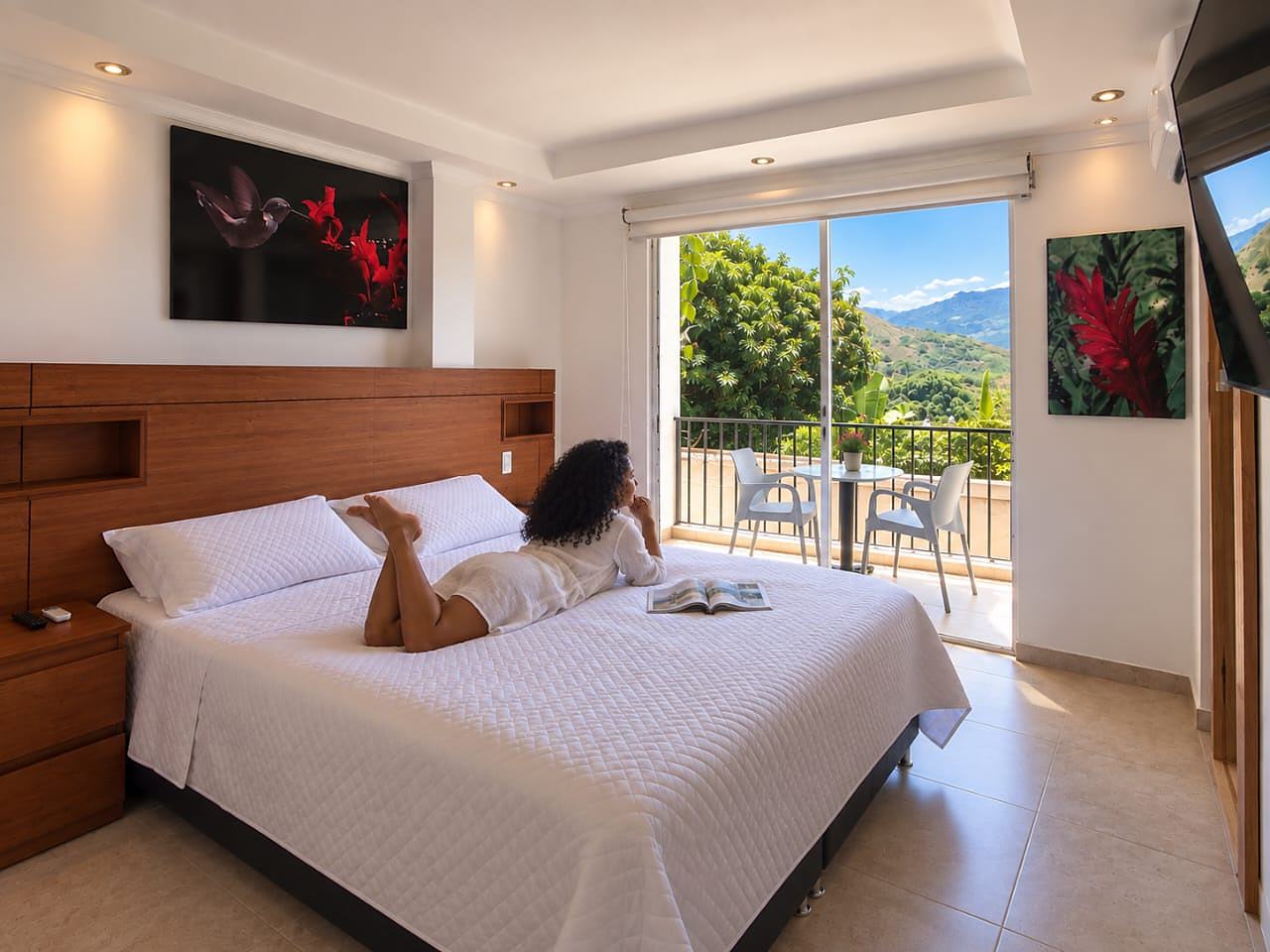 Habitación con cama king, balcón y vista a la montaña