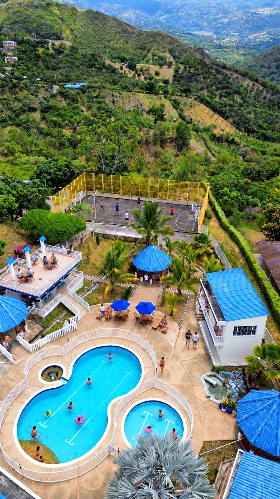 Vista aérea del Hotel Cabaleón, sus piscinas y las montañas