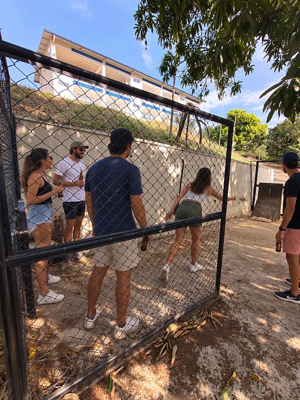 Huéspedes jugando mini tejo