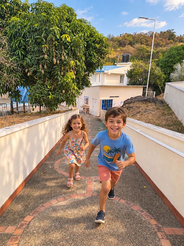 Niños jugando en los senderos del hotel