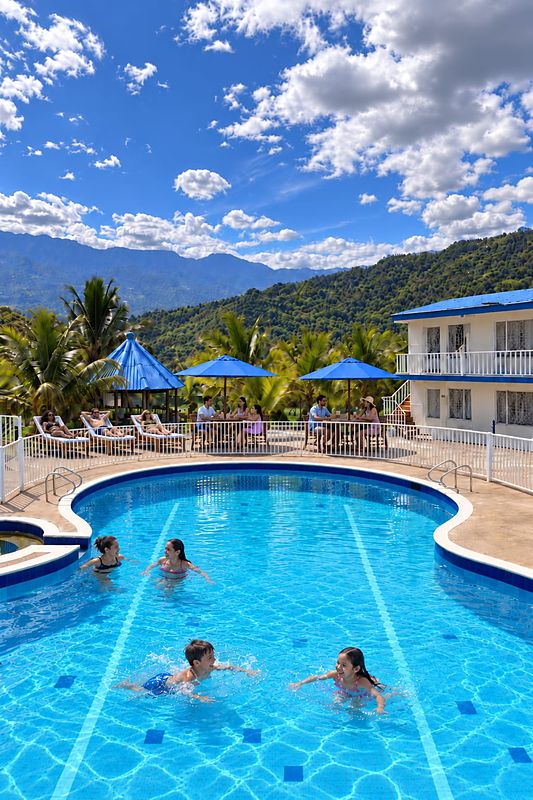 Huéspedes en la piscina para adultos