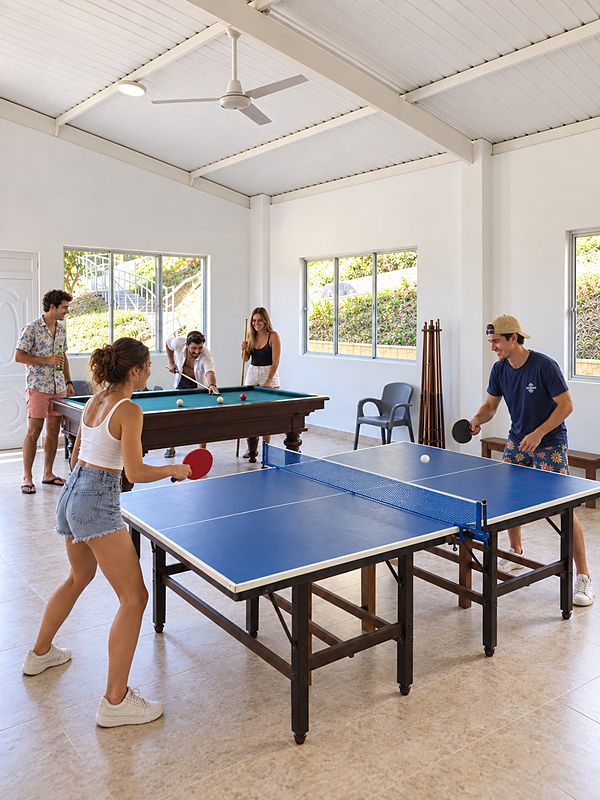 Salón de juegos con billar y ping pong